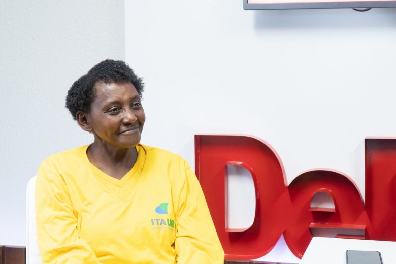 “Cuido das ruas da cidade como cuido da minha casa”, afirma Maria Salustiana, varredora da Itaurb