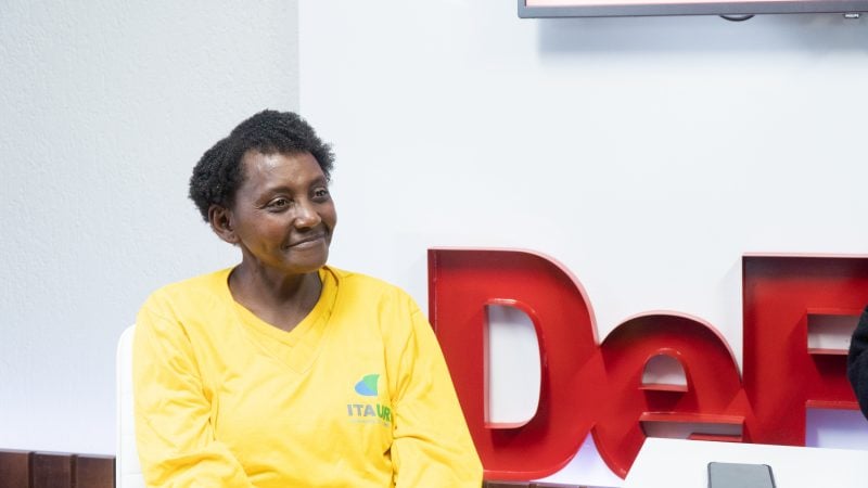 “Cuido das ruas da cidade como cuido da minha casa”, afirma Maria Salustiana, varredora da Itaurb