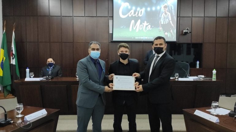 Caio Lourenço, jogador monlevadense do Atlético Mineiro, é homenageado na Câmara