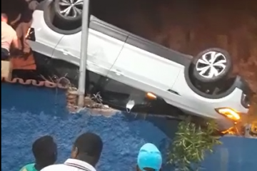 Mulher capota o carro e veículo vai parar em cima de barranco, em Alvinópolis; veja o vídeo
