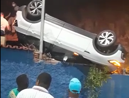 Mulher capota o carro e veículo vai parar em cima de barranco, em Alvinópolis; veja o vídeo