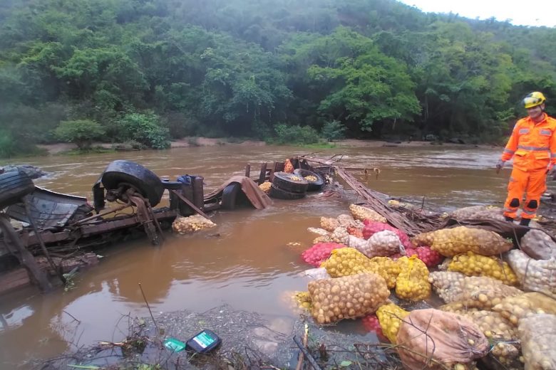 Caminhão despenca no rio após colidir contra um carro em Mariana