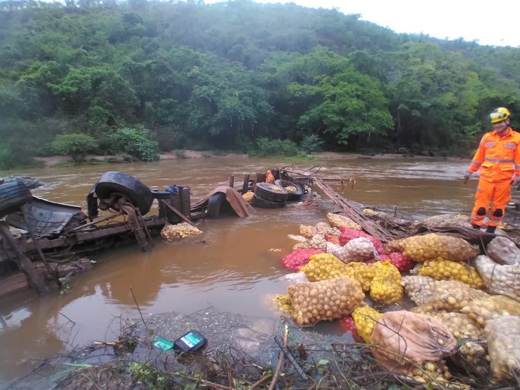 Caminhão despenca no rio após colidir contra um carro em Mariana