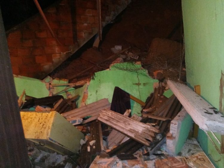 Mulher é socorrida em estado grave após desabamento em Fabriciano