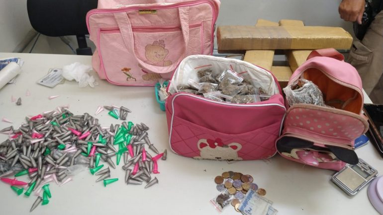 Drogas são encontradas em bolsas infantis na Grande BH