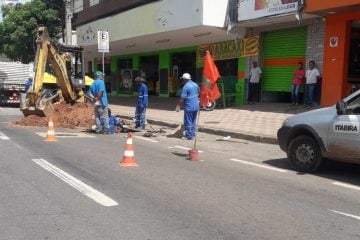 Itabira: manutenção em rede pluvial deixa trânsito lento na avenida João Pinheiro