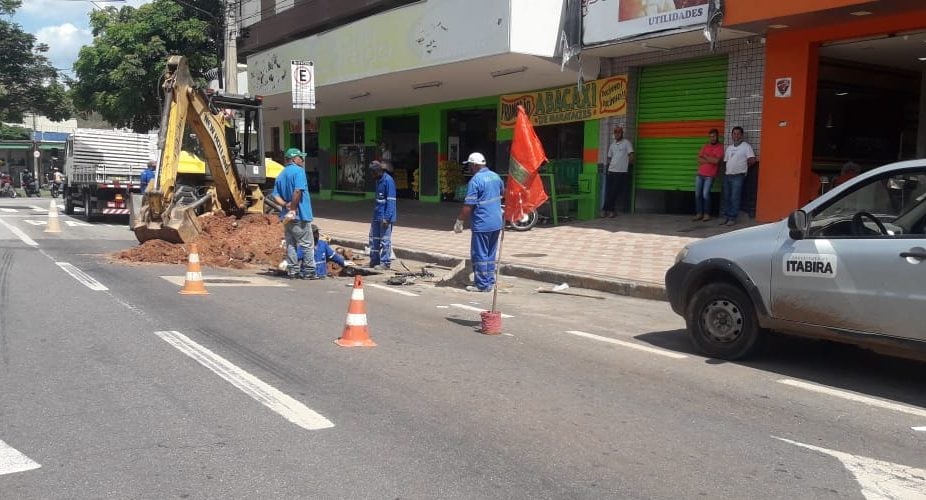 Itabira: manutenção em rede pluvial deixa trânsito lento na avenida João Pinheiro