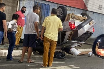 Mulher perde o controle do carro e capota veículo em Monlevade
