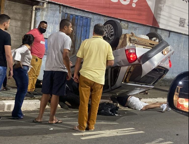 Mulher perde o controle do carro e capota veículo em Monlevade
