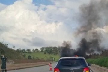 BR-381: carro pega fogo e congestiona a rodovia na tarde deste domingo