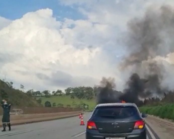 BR-381: carro pega fogo e congestiona a rodovia na tarde deste domingo