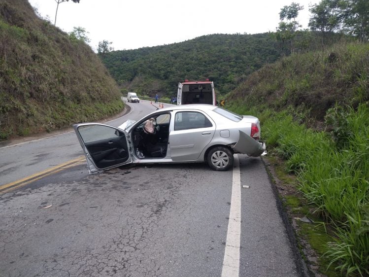Padre é socorrido após acidente na estrada de Nova Era