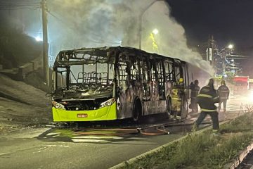 Ônibus pega fogo em Belo Horizonte após possível pane elétrica