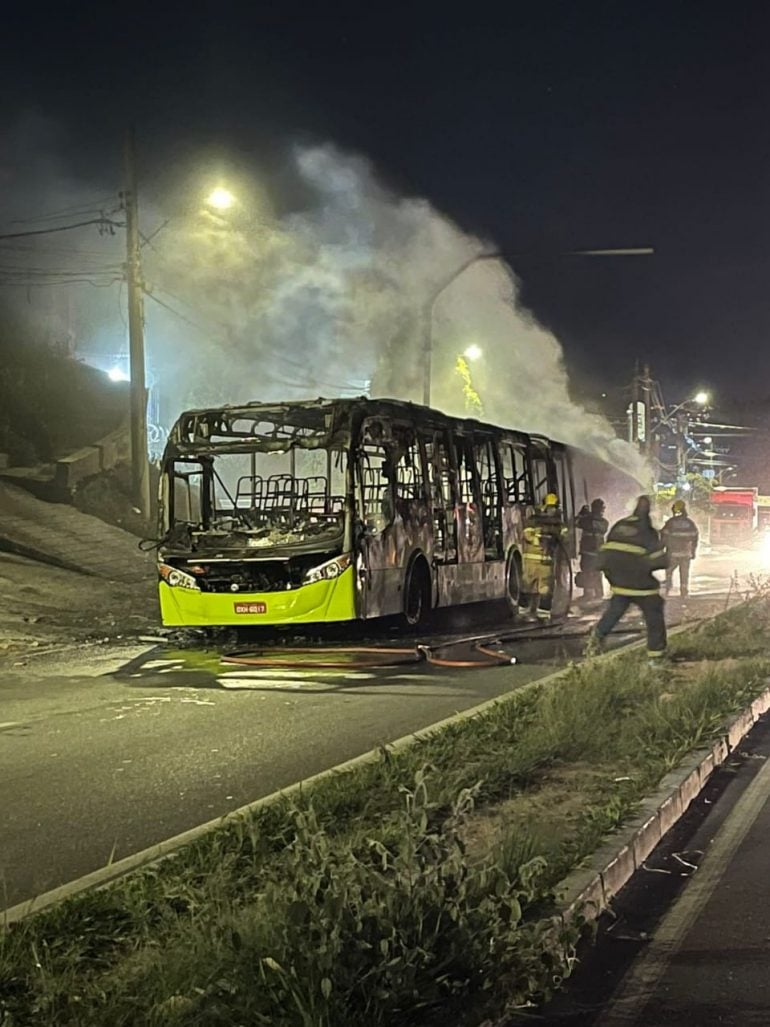 Ônibus pega fogo em Belo Horizonte após possível pane elétrica