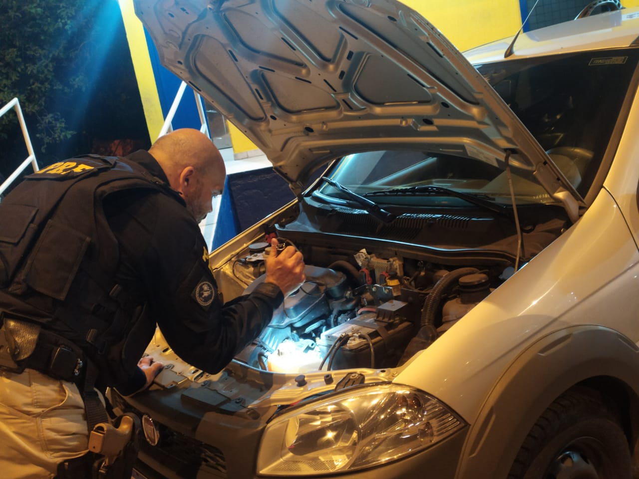 PRF recupera caminhonete furtada na BR-381, em Sabará