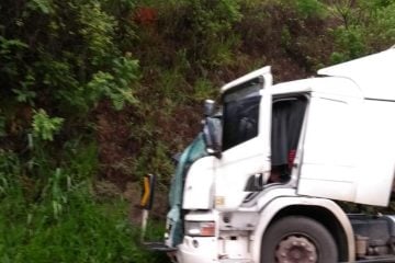 Motorista morre após acidente com carreta na estrada de Nova Era