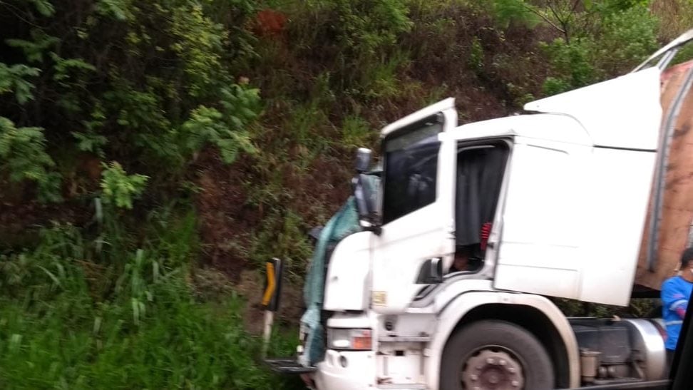 Motorista morre após acidente com carreta na estrada de Nova Era