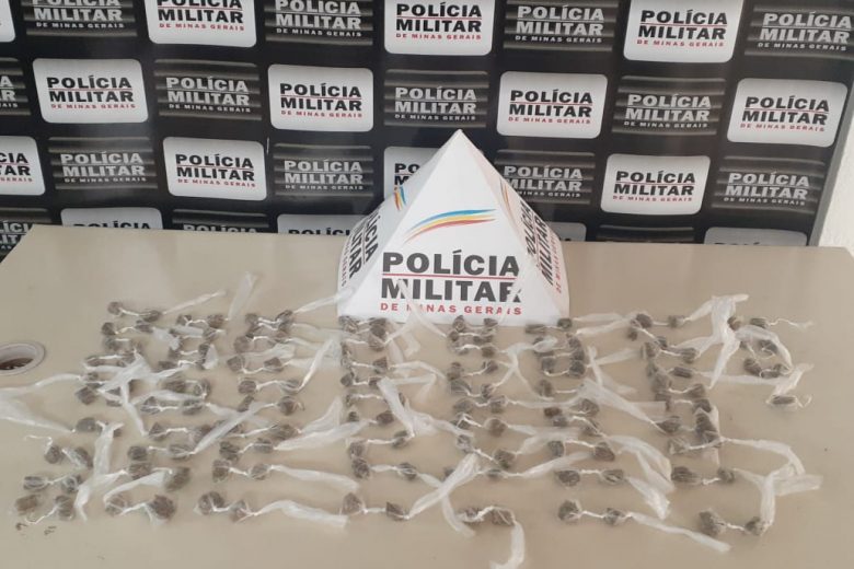 Esconde sacola com 147 buchas de maconha, é denunciado, e PM apreende a droga em Monlevade