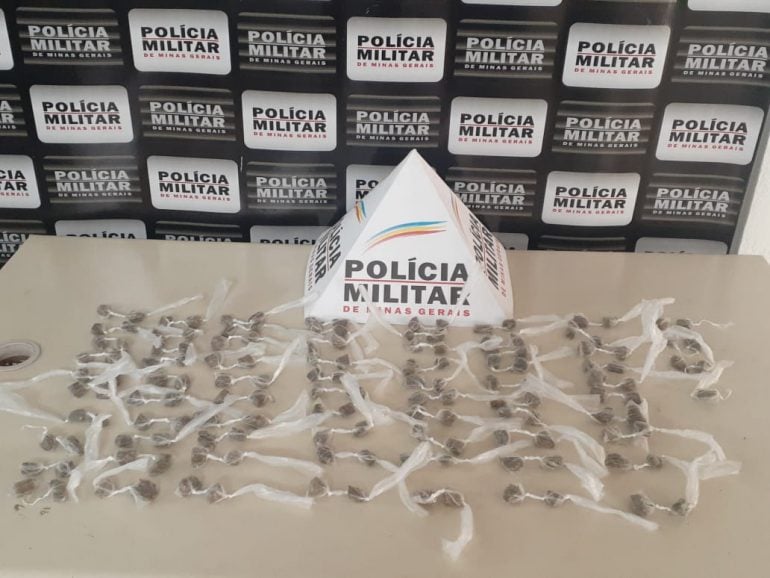 Esconde sacola com 147 buchas de maconha, é denunciado, e PM apreende a droga em Monlevade