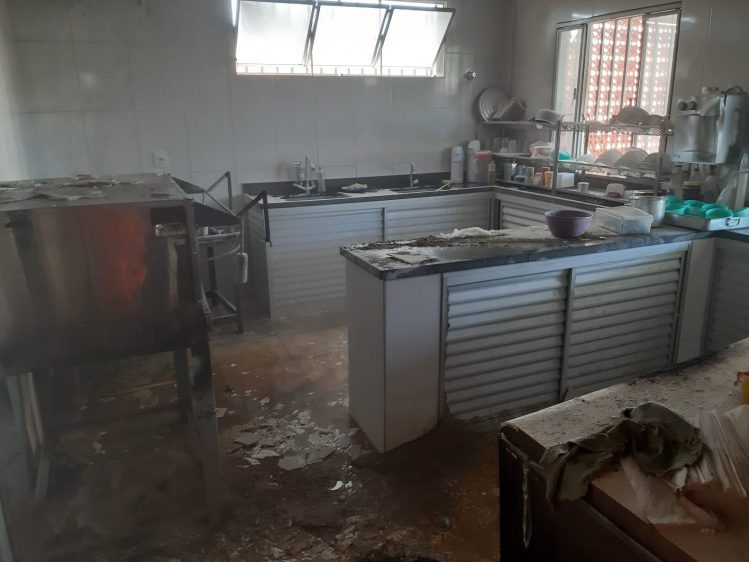 Bombeiros combatem incêndio em creche no Vale do Aço