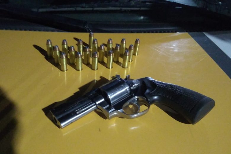 Polícia Rodoviária apreende revólver durante operação na estrada de Nova Era