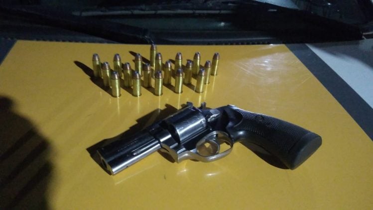 Polícia Rodoviária apreende revólver durante operação na estrada de Nova Era