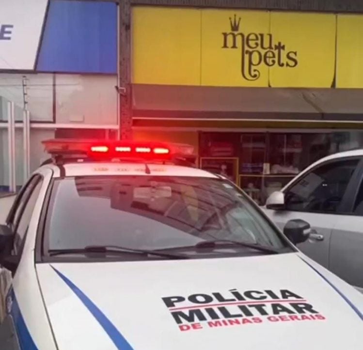 Homem invade estabelecimento e furta motocicleta em Itabira