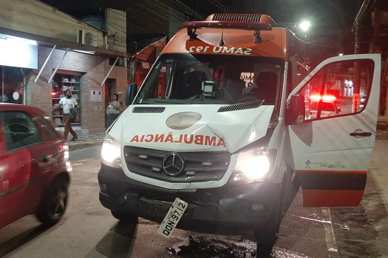 Ambulância do SAMU envolve em acidente no Caminho Novo