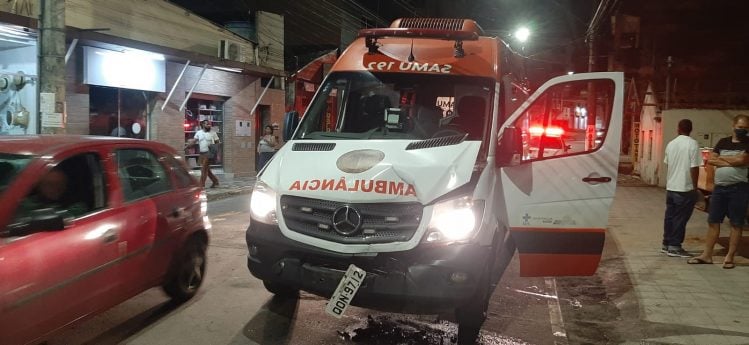 Ambulância do SAMU envolve em acidente no Caminho Novo