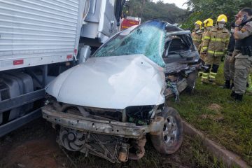 Motorista morre após carro colidir com caminhões na BR-040, em Congonhas