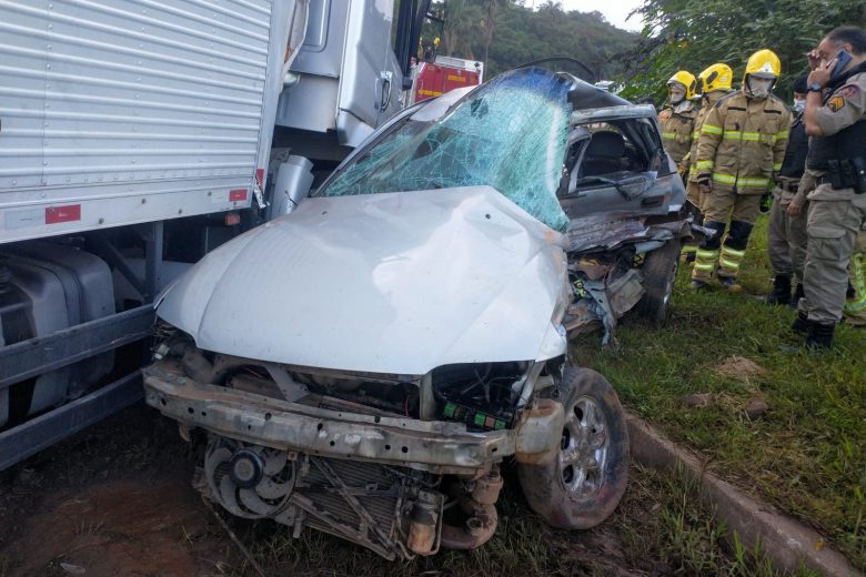 Motorista morre após carro colidir com caminhões na BR-040, em Congonhas
