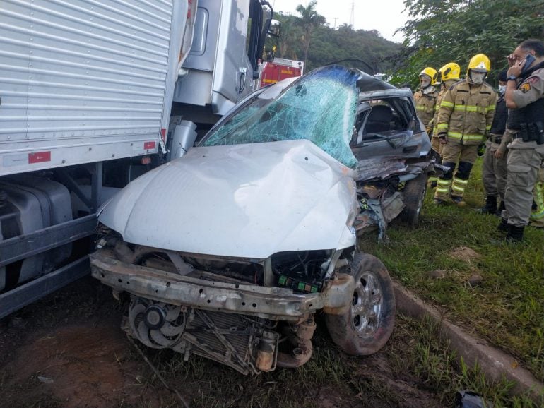 Motorista morre após carro colidir com caminhões na BR-040, em Congonhas