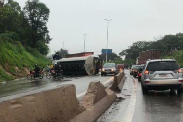 Caminhão-tanque tomba no Anel Rodoviário em BH e trava o trânsito