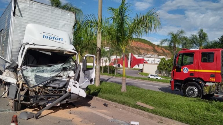 Acidente na BR-381 mobiliza equipes do Bombeiros e do Samu em Ipatinga