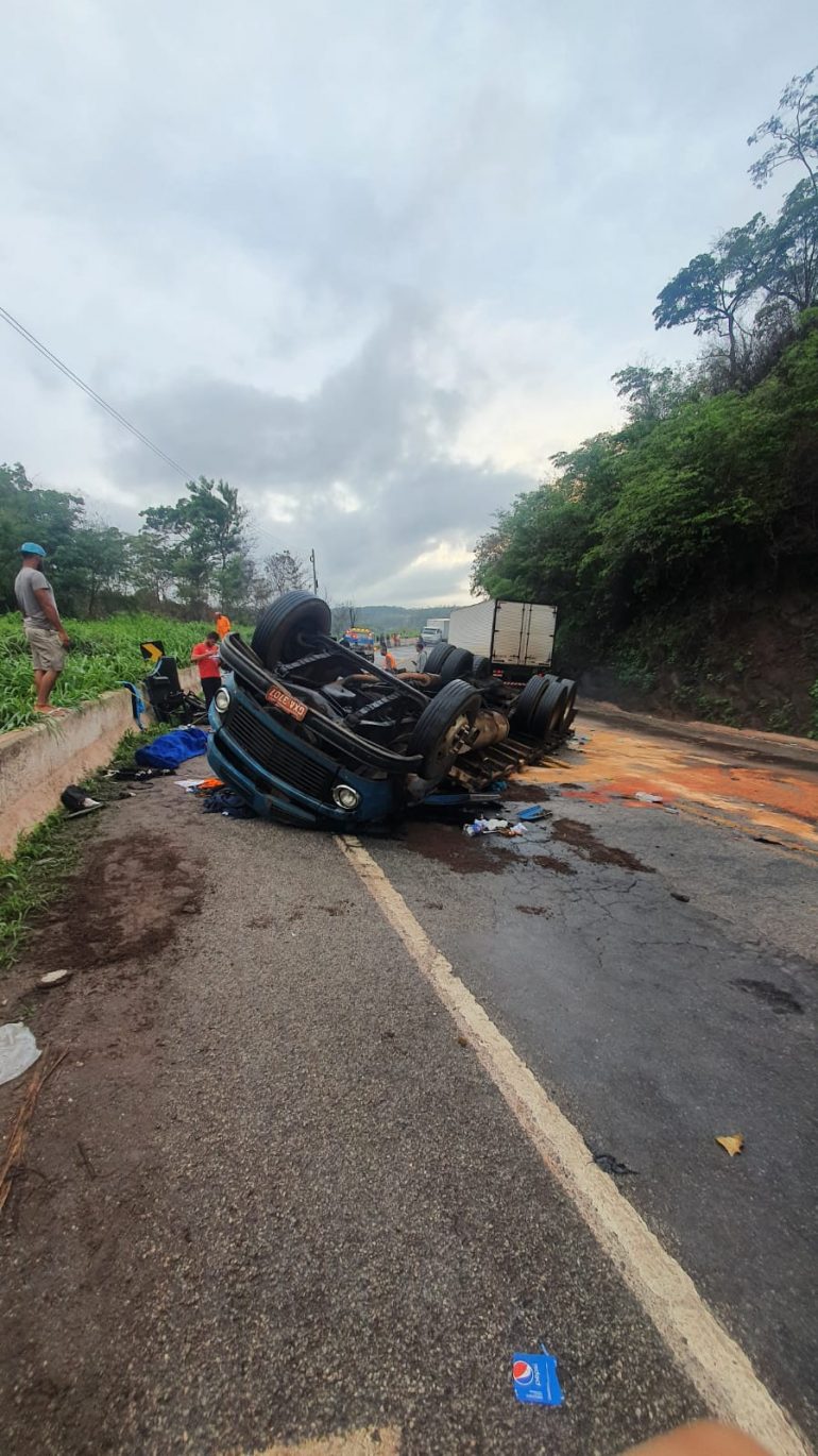 Homem rouba caminhão, tomba com o veículo e morre na BR-381, em Sabará