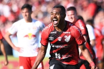 Nikão é decisivo, Athletico-PR vence o Bragantino e é bi da Sul-Americana