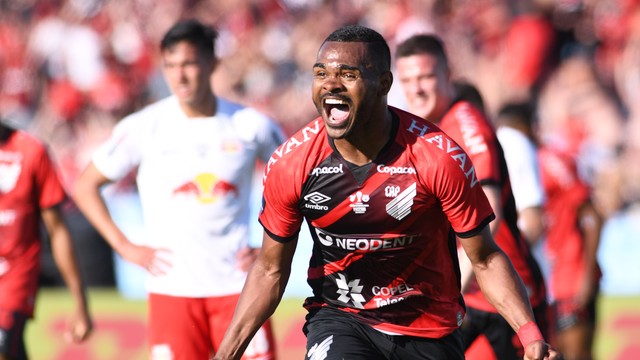 Nikão é decisivo, Athletico-PR vence o Bragantino e é bi da Sul-Americana