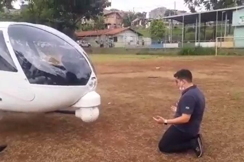 Piloto de helicóptero da Globo ajoelha e reza após pouso forçado
