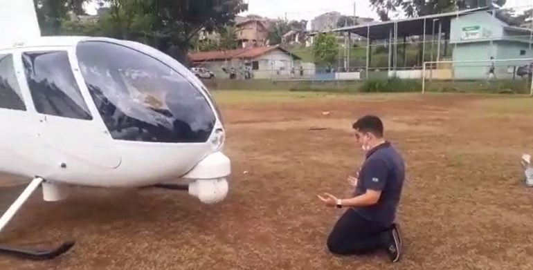 Piloto de helicóptero da Globo ajoelha e reza após pouso forçado