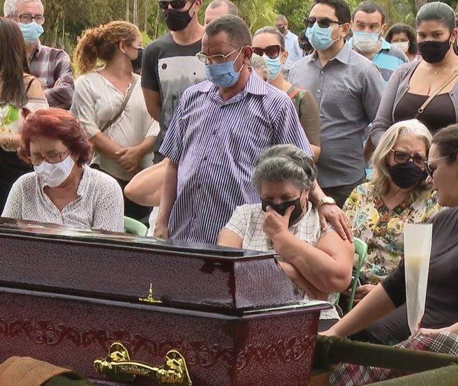 Corpo de piloto de avião que levava Marília Mendonça é enterrado em Brasília