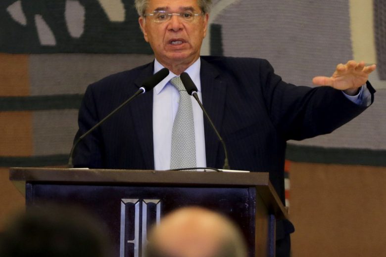 Dólar alto estimula investimentos no país, diz ministro