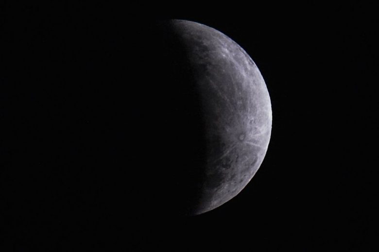 Eclipse parcial da Lua poderá ser observado nesta madrugada; entenda