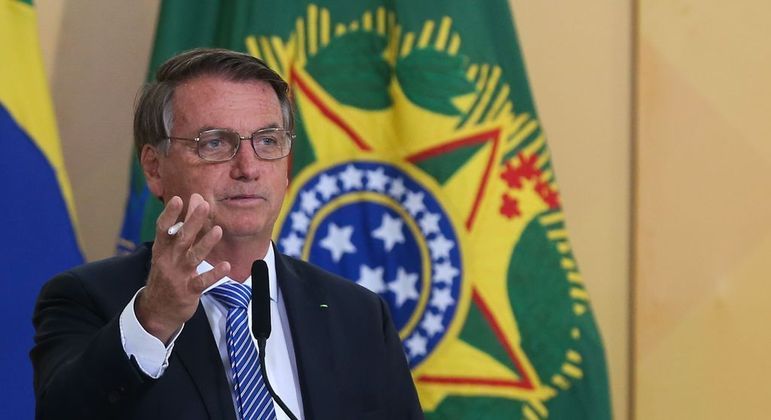 Bolsonaro confirma presença em funeral da rainha Elizabeth II em Londres