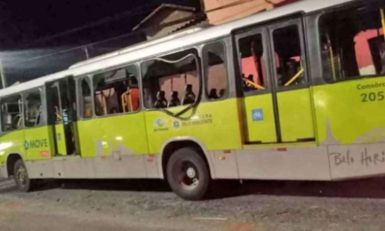 Integrantes de torcida organizada do Cruzeiro atacam ônibus que transportava atleticanos