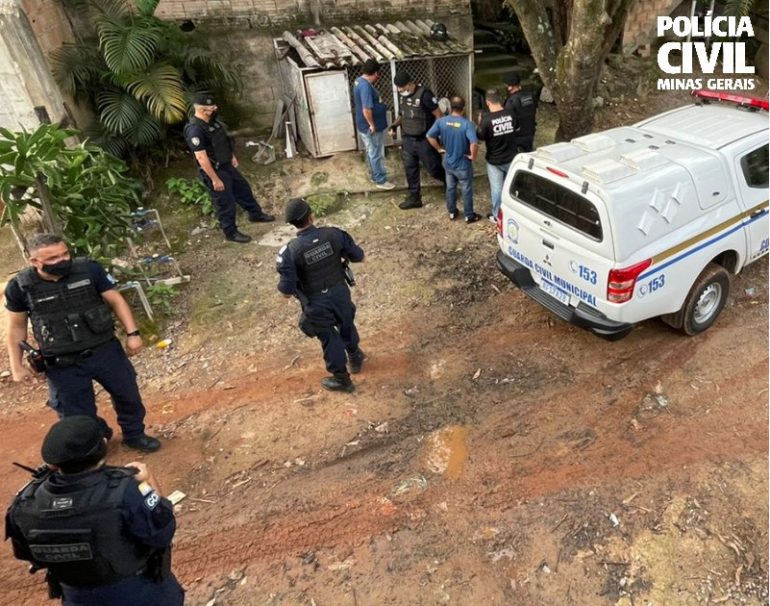 Homem mantinha cachorros enjaulados e em condições precárias em Sabará