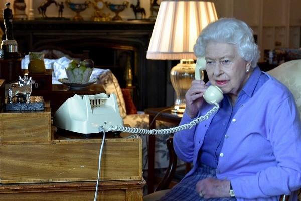 Rainha Elizabeth tem celular com dois contatos: a filha e o apostador em cavalos
