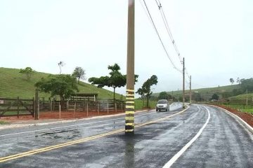 Inauguração de estrada com postes no meio da pista gera revolta em cidade capixaba