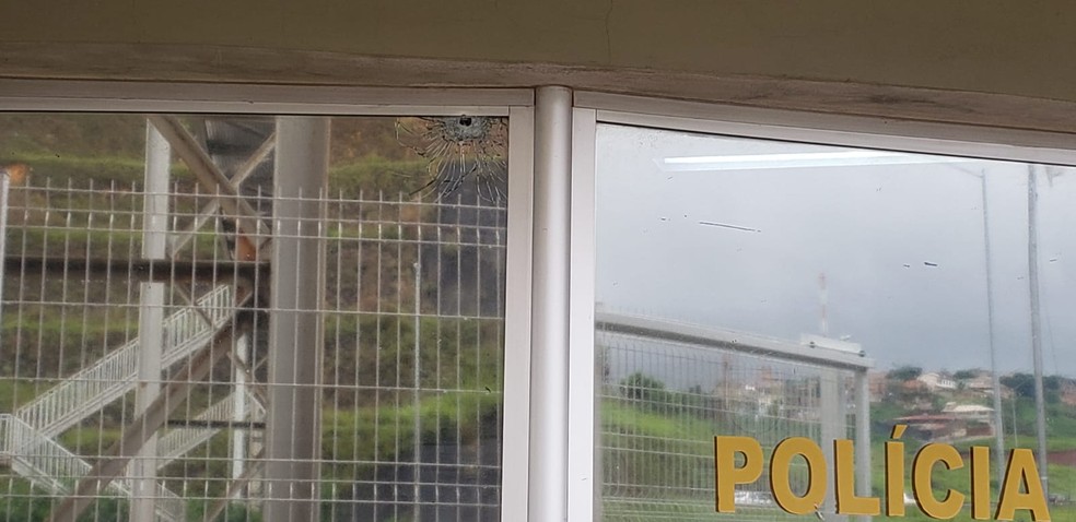 Suspeitos atiram contra posto da Polícia Militar Rodoviária na MG-010