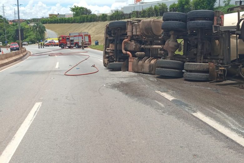 Risco de explosão: caminhão-tanque tomba e interdita BR-040
