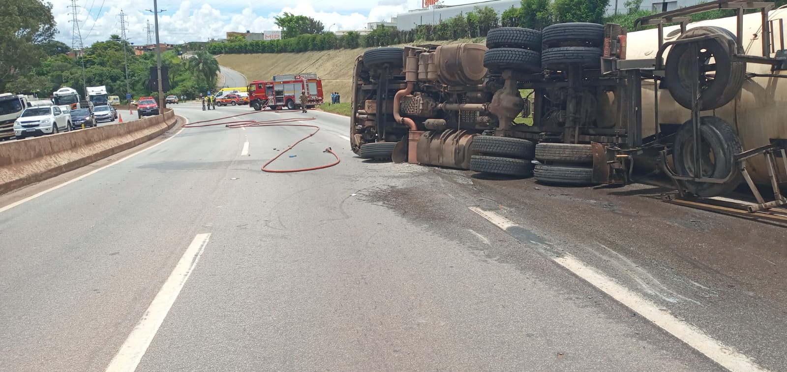 Risco de explosão: caminhão-tanque tomba e interdita BR-040
